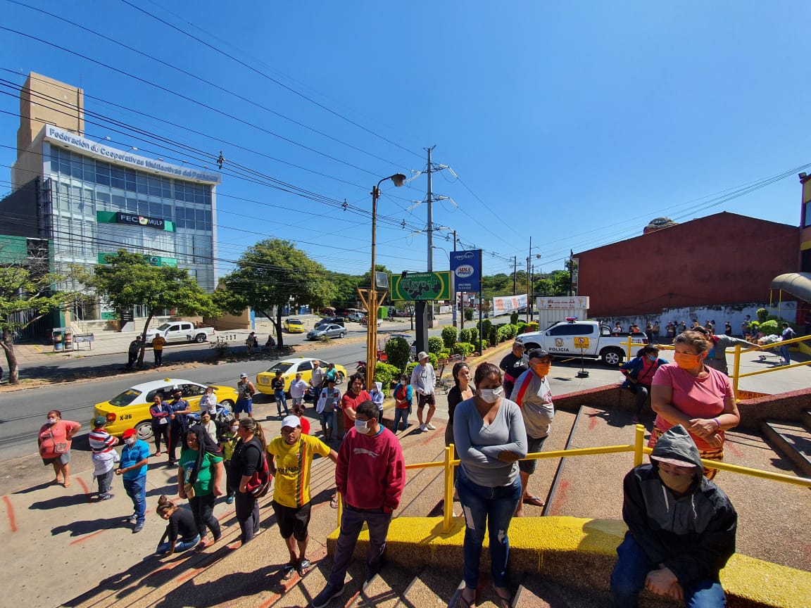 Una gran cantidad de personas llegó hasta un local comercial para realizar compras, ante la información errónea de que el giro de la SEN dura solo 48 horas. Foto: Ministerio Público