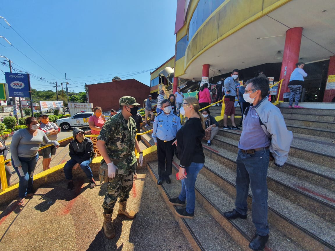 La fiscal llegó hasta el lugar tras recibir la denuncia de que desde las 5:30 había personas frente al establecimiento esperando su apertura. Foto: Ministerio Público