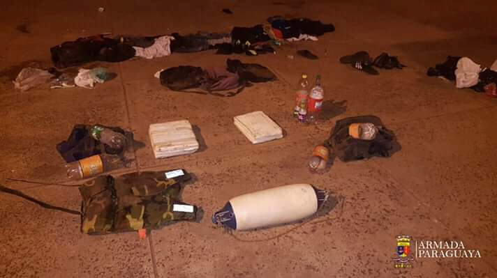 En poder de los detenidos se encontraron elementos utilizados improvisadamente como flotadores. Foto: Armada Paraguaya