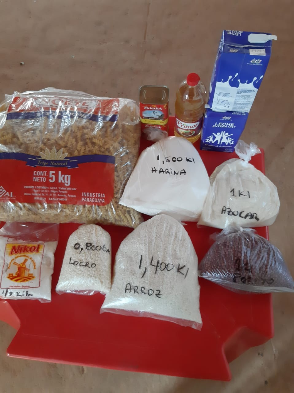Los alimentos debían estar empaquetados pero fueron entregados a granel. Foto: Gentileza