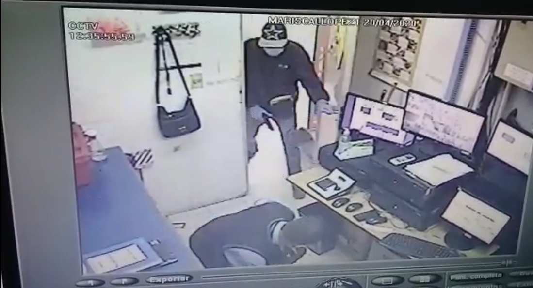 El delincuente encañonó al cajero. Imagen: Captura de video