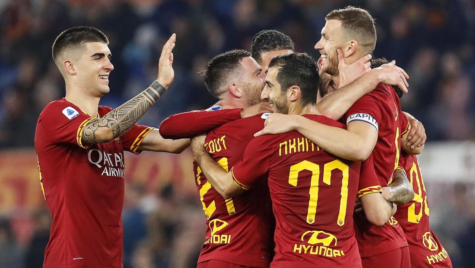 Edin Dzeko celebra un gol con sus compañeros de la Roma l Imagen: EFE