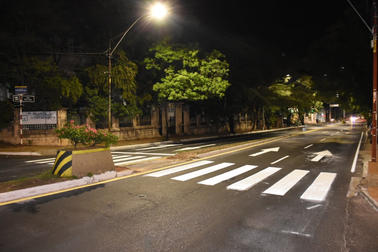 Los trabajos son realizados en horario nocturno, aprovechando el escaso movimiento vehicular. Foto: @AsuncionMuni