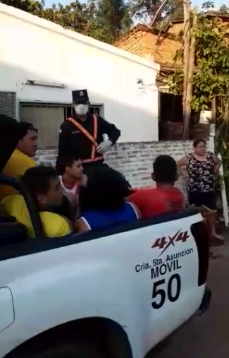Unos 12 jóvenes terminaron detenidos por disputar un partido de fútbol, violando la cuarentena sanitaria. Foto: Captura de video