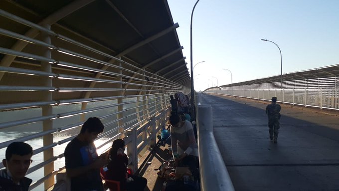 Una gran cantidad de paraguayos llegan hasta el Puente de la Amistad para tratar de ingresar al país. Foto: Gentileza