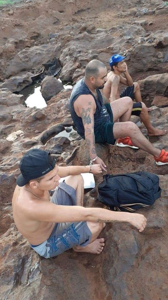 Los hombres cruzaron en un colchón inflable el río Paraná. Foto: Gentileza