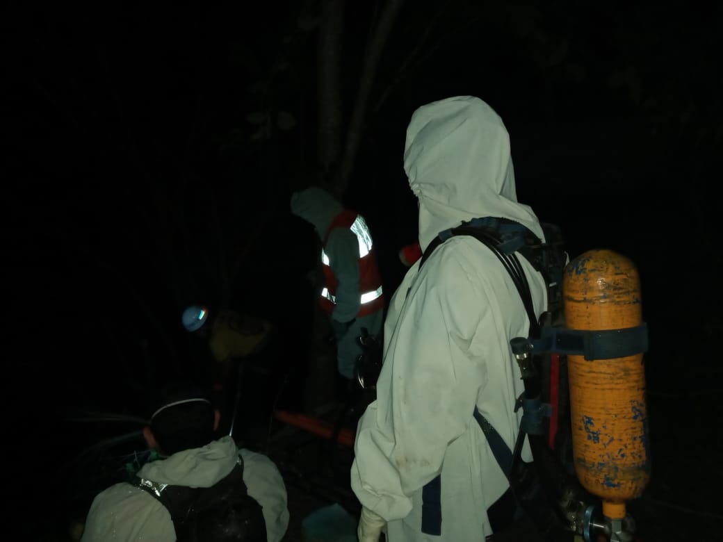 Los bomberos emplearon cuerdas y un cesto para extraer el cadáver. Foto: Gentileza