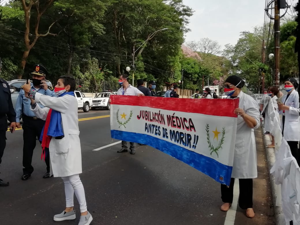 Los médicos se manifestaron esta mañana frente a Mburuvicha Róga. Foto: @Sinamed_MSPYBS