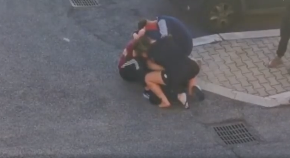 Barbieri junto a sus hijos que se le tiraron en el piso para abrazarlo