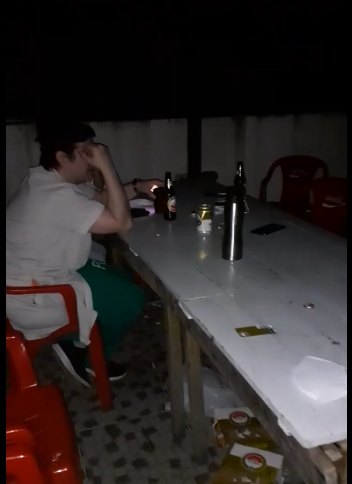 El personal de blanco del Hospital de Cínicas fue sorprendido en medio de una reunión ingiriendo bebidas alcohólicas dentro de la institución. Foto: Captura de pantalla