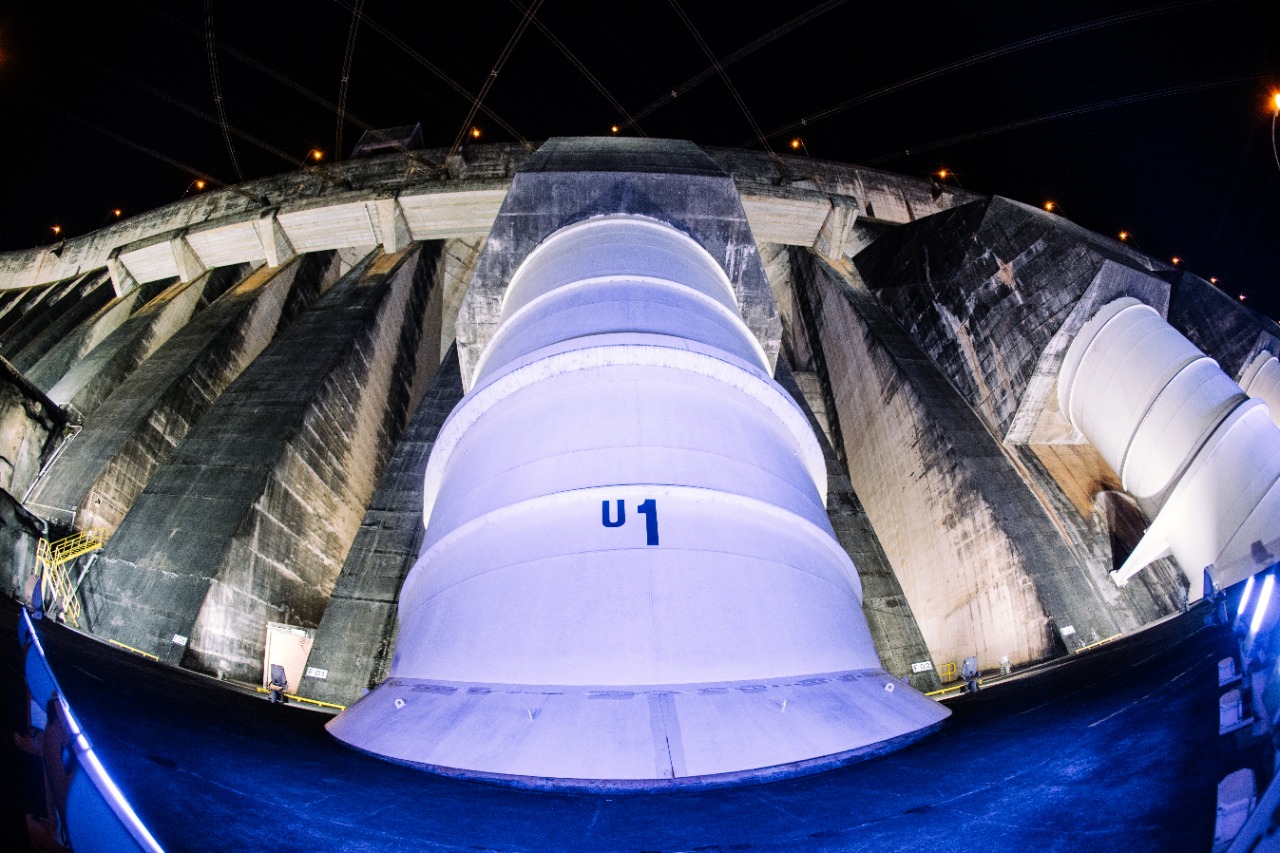 Turbina número 1 de la Central Hidroeléctrica de Itaipú iluminada