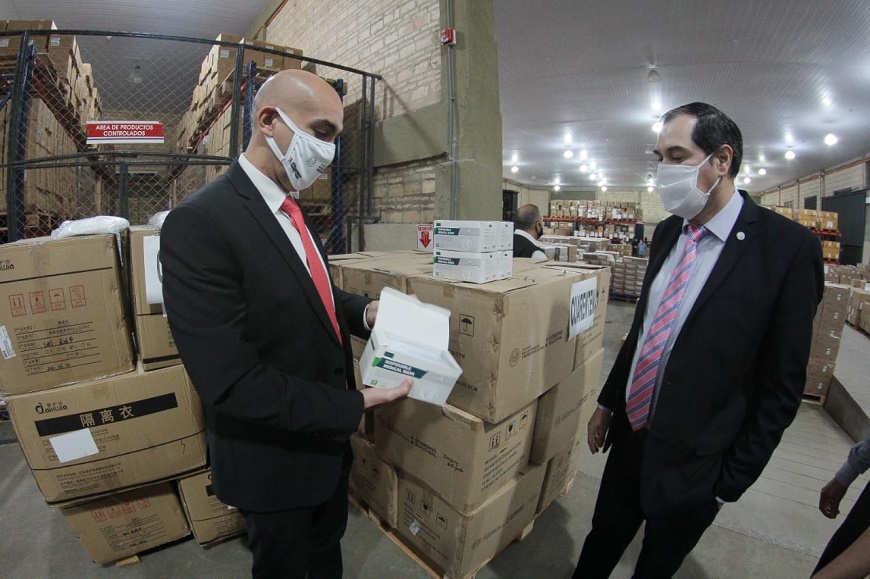 Julio Mazzoleni entregando insumos médicos.