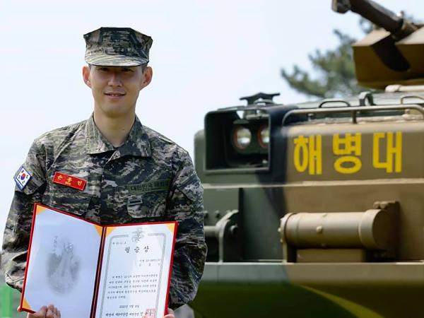 Futbolista surcoreano del Tottenham terminó su servicio militar con honores