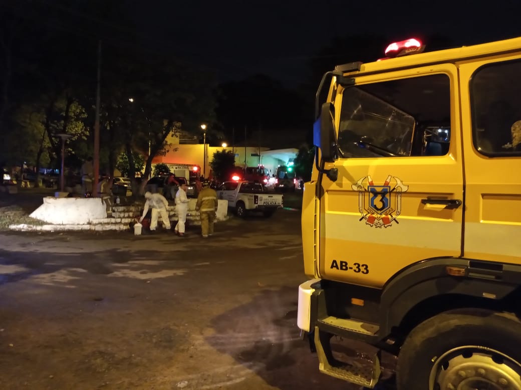 También se hicieron presentes en el lugar paramédicos y bomberos voluntarios para asistir a los heridos y controlar el fuego. Foto:@BomberosK3