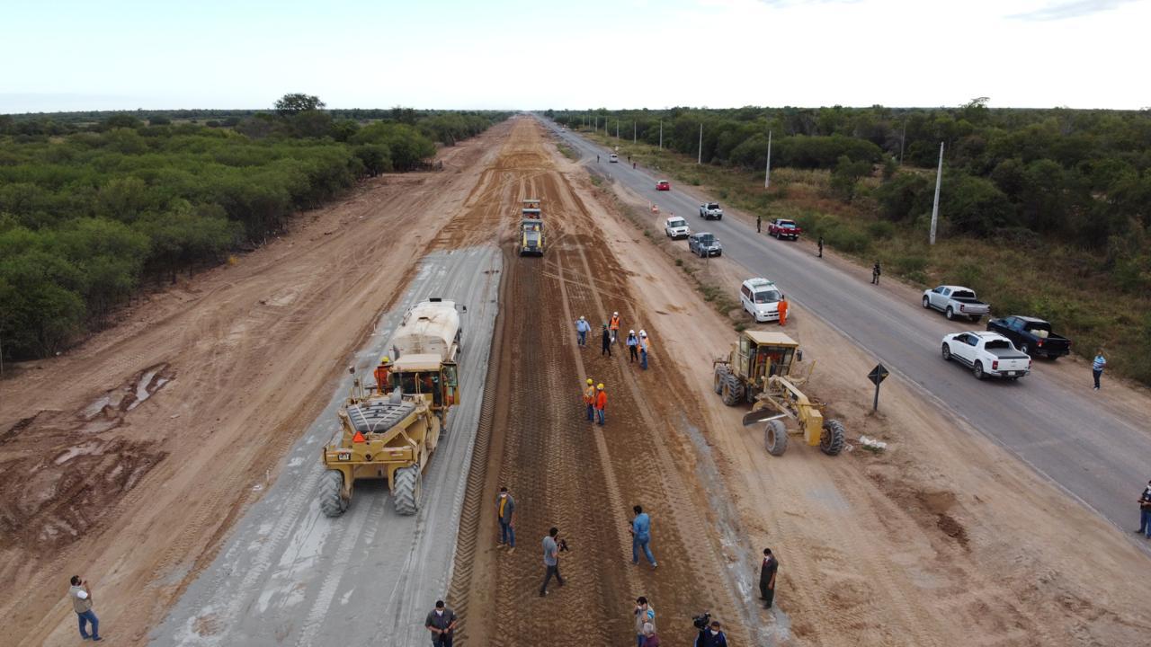 Zona de obras en la ruta Transchaco, con automóviles y maquinarias.
