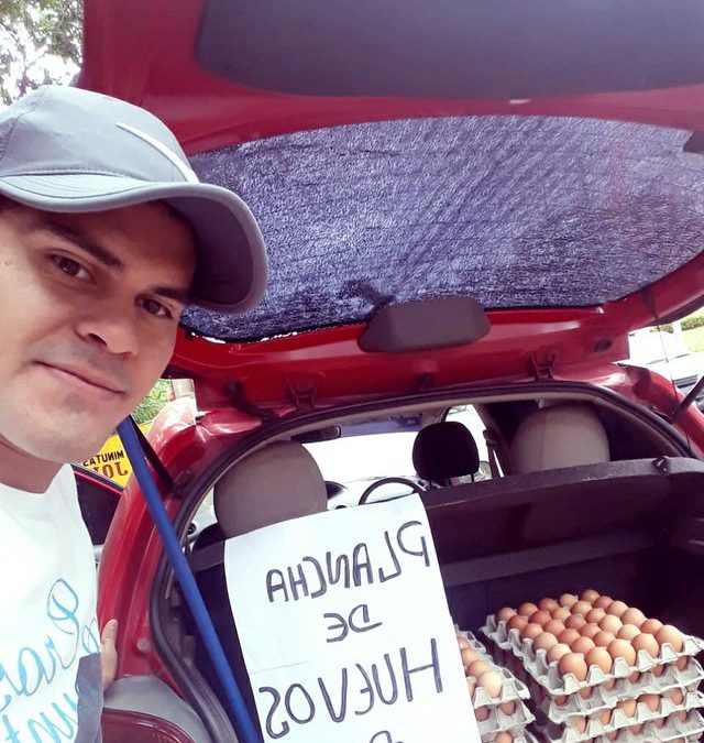 Futbolista vende huevos para sobrevivir durante la cuarentena