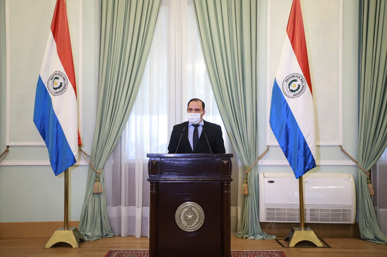 Ministro Mario Varela en Palacio de Gobierno, dando una conferencia de prensa.