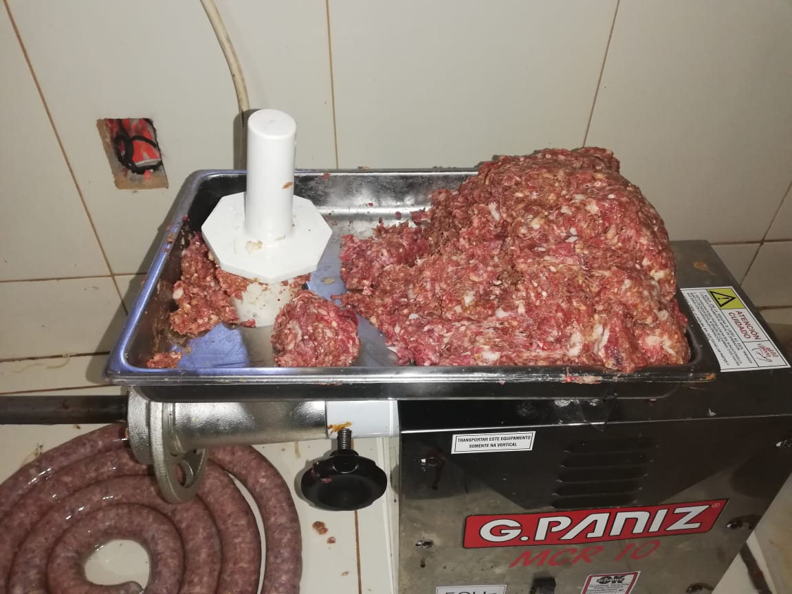 La pequeña fábrica de embutidos establecida en el lugar de reclusión, está dotada de un molino de carne industrial, una heladera y dos freezers. Foto: Ministerio de Justicia