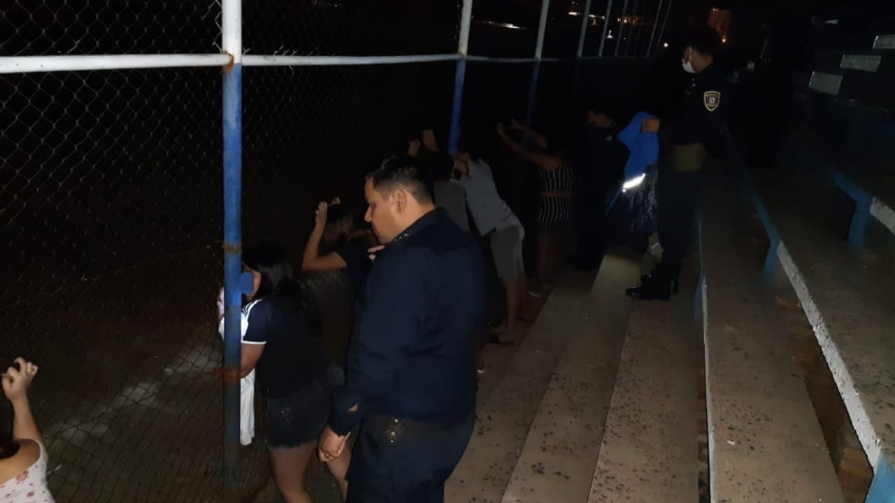 7 adolescentes, 2 de ellos menores de edad, fueron detenidos por ingerir bebidas alcohólicas en las gradas del Club Oriental. Foto: Gentileza