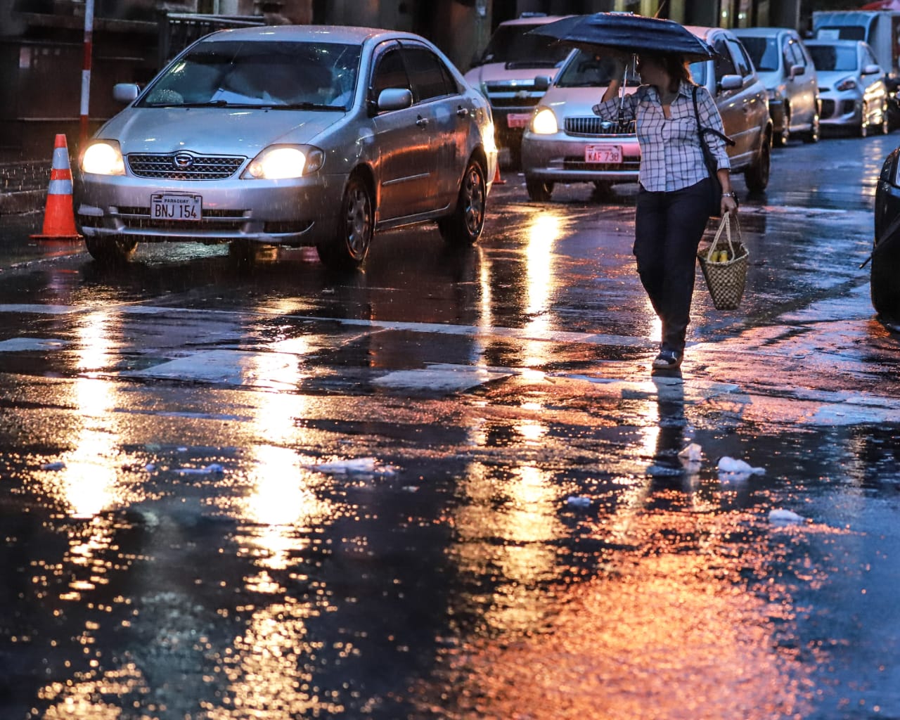 Entre el jueves y viernes de esta semana, un frente frío acompañado por tormentas eléctricas estaría ingresando a nuestro país. Foto: Agencia IP