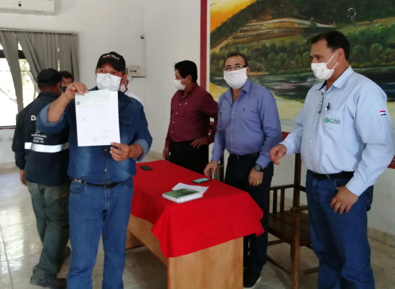 Trabajadores de la cantera de Vallemí recibiendo el aporte económico del Crédito Agrícola de Habilitación.
