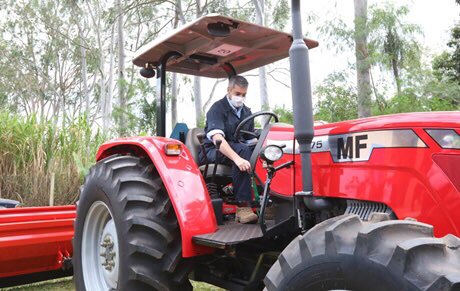 El presidente Mario Abdo haciendo prueba de las maquinarias entregadas. Foto: @itaipuparaguay