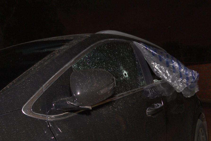 Los malvivientes actuaron con violencia y dispararon a matar contra el vehículo de la contadora.