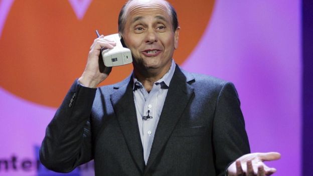 Años después, el presidente y CEO de Motorola Inc., Ed Zander, presentaba en broma el Motorola DynaTAC 8000, durante el 2007 International Consumer Electronics Show en Las Vegas, Nevada.