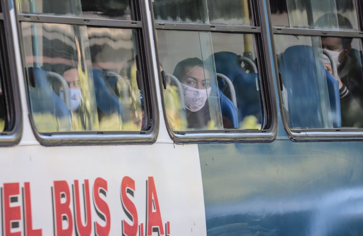 Pasajeros en un bus cubiertos con tapabocas, cumpliendo con la medida sanitaria obligatoria.