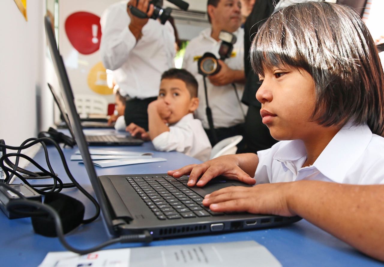 Niños utilizando computadoras.