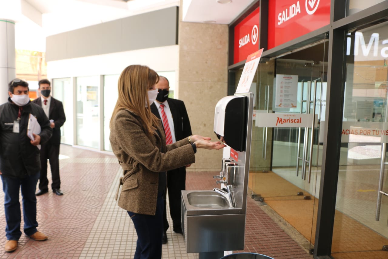 Los centros comerciales deben contar con lavamanos y toma de temperaturas. Foto: M. Trabajo