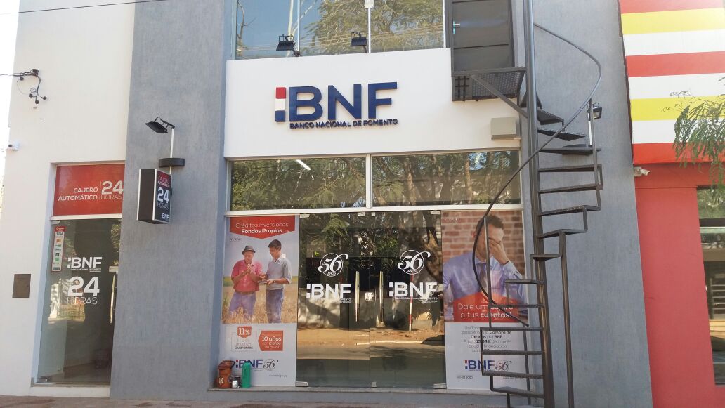 Fachada de sucursal del Banco Nacional de Fomento y un cajero automático de la misma entidad, sin gente.
