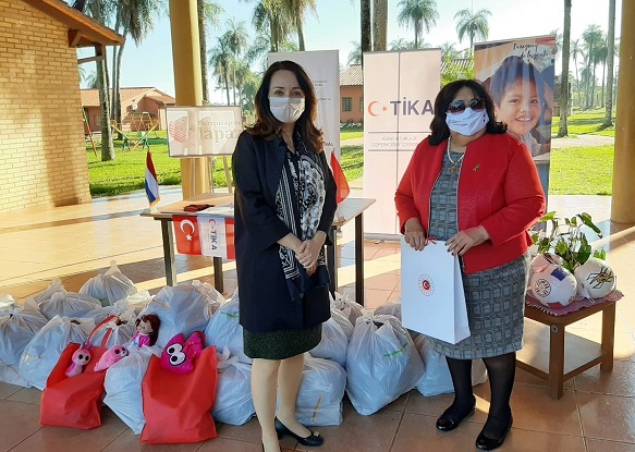 Embajadora de Turquía, Armağan İnci Ersoy, entregando donaciones a la Ministra de la Niñez Teresa Martínez.
