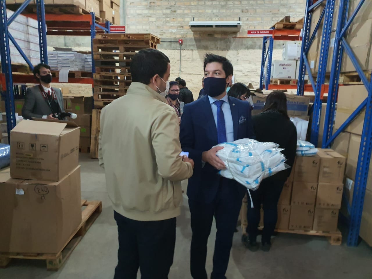 Los fiscales llevaron una muestra de cada insumo. Foto: Fiscalía
