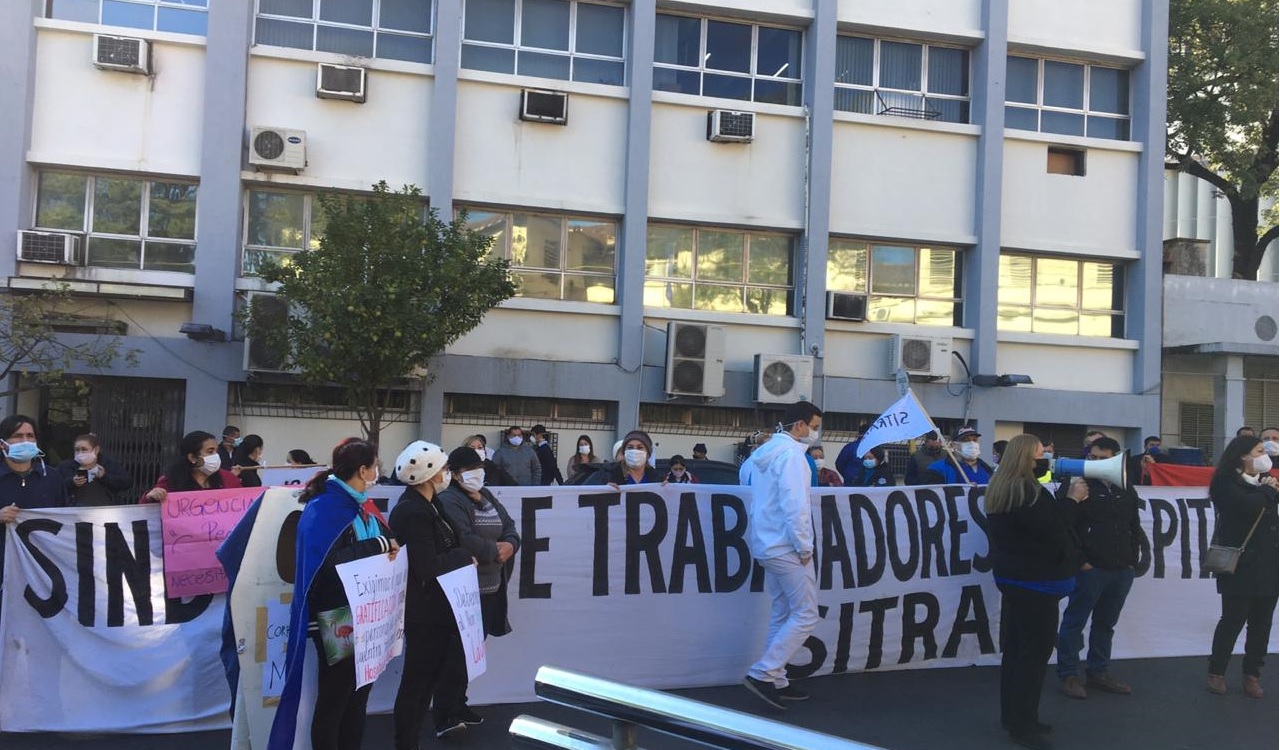 Los funcionarios se manifestaron frente al Ministerio de Salud. Foto: José Heid