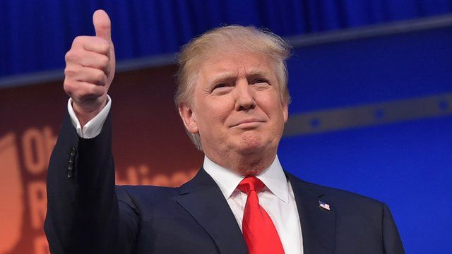 Presidente de los Estados Unidos, Donald Trump, haciendo un gesto a las cámaras.