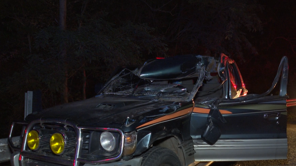La camioneta impactó contra la parte trasera de un camión.