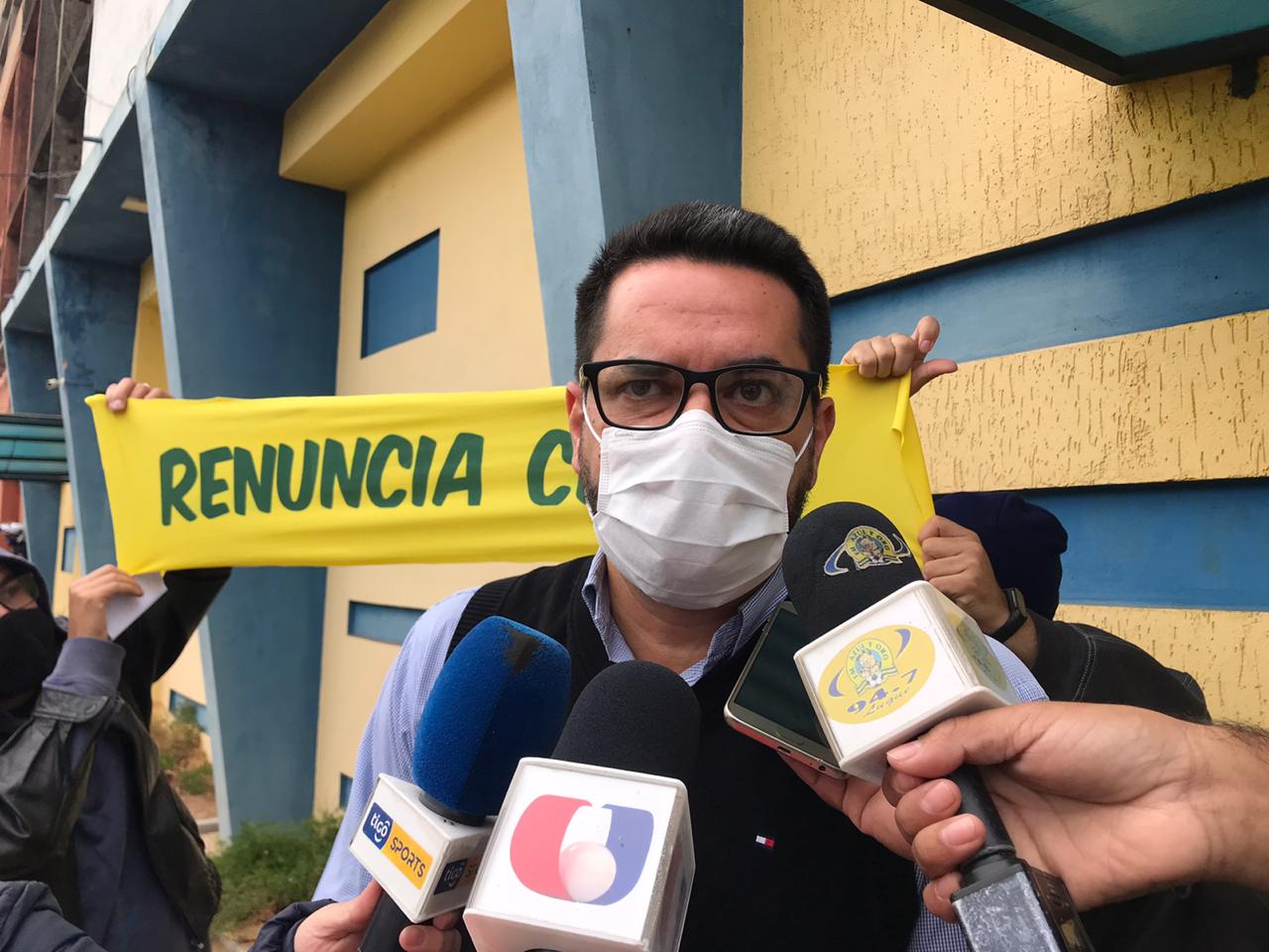 El portavoz del grupo renunciante es el extesorero Gustavo Sandoval. Foto: @11kevindaniel