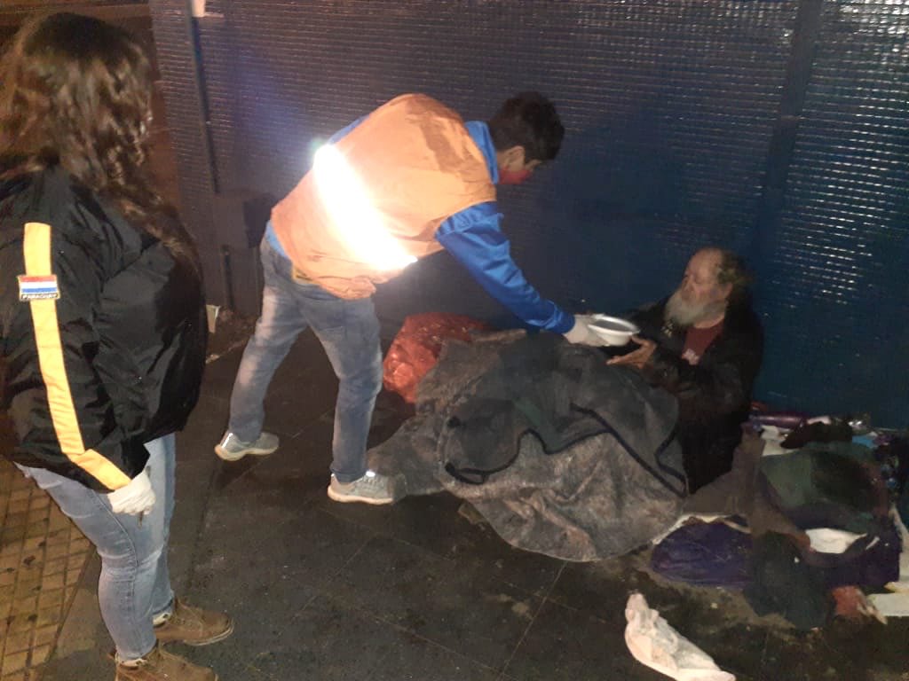 Quienes no desean dormir en el refugio, reciben asistencia en la vía pública. Foto: @senparaguay