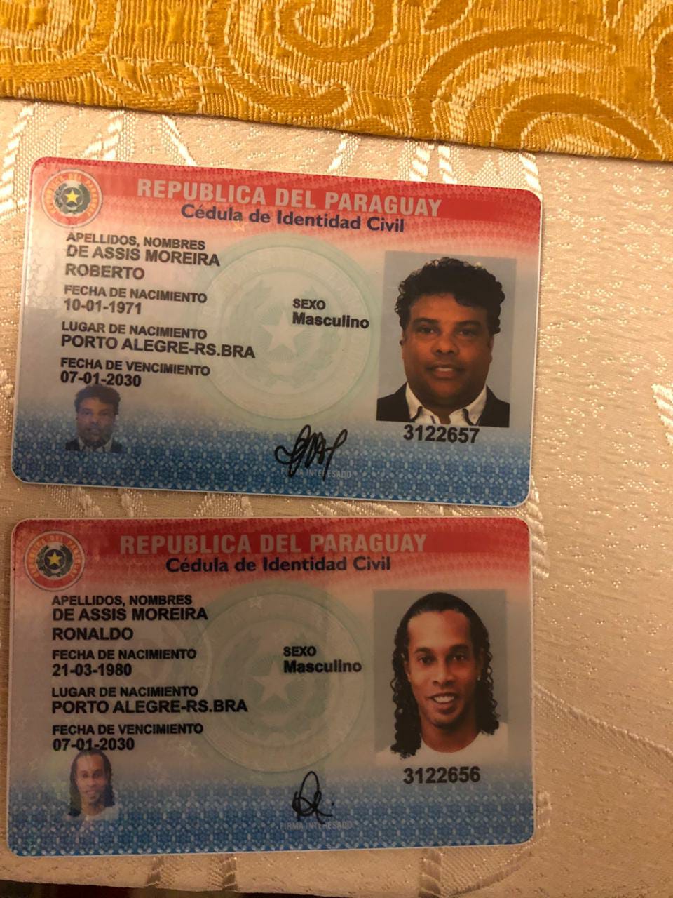 Foto de los documentos de contenido falso de Ronaldinho, y su hermano.