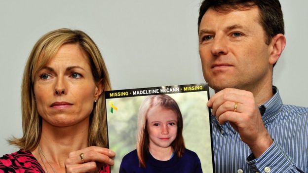 Padres de Maddie McCann mostrando una foto de su niña desaparecida.