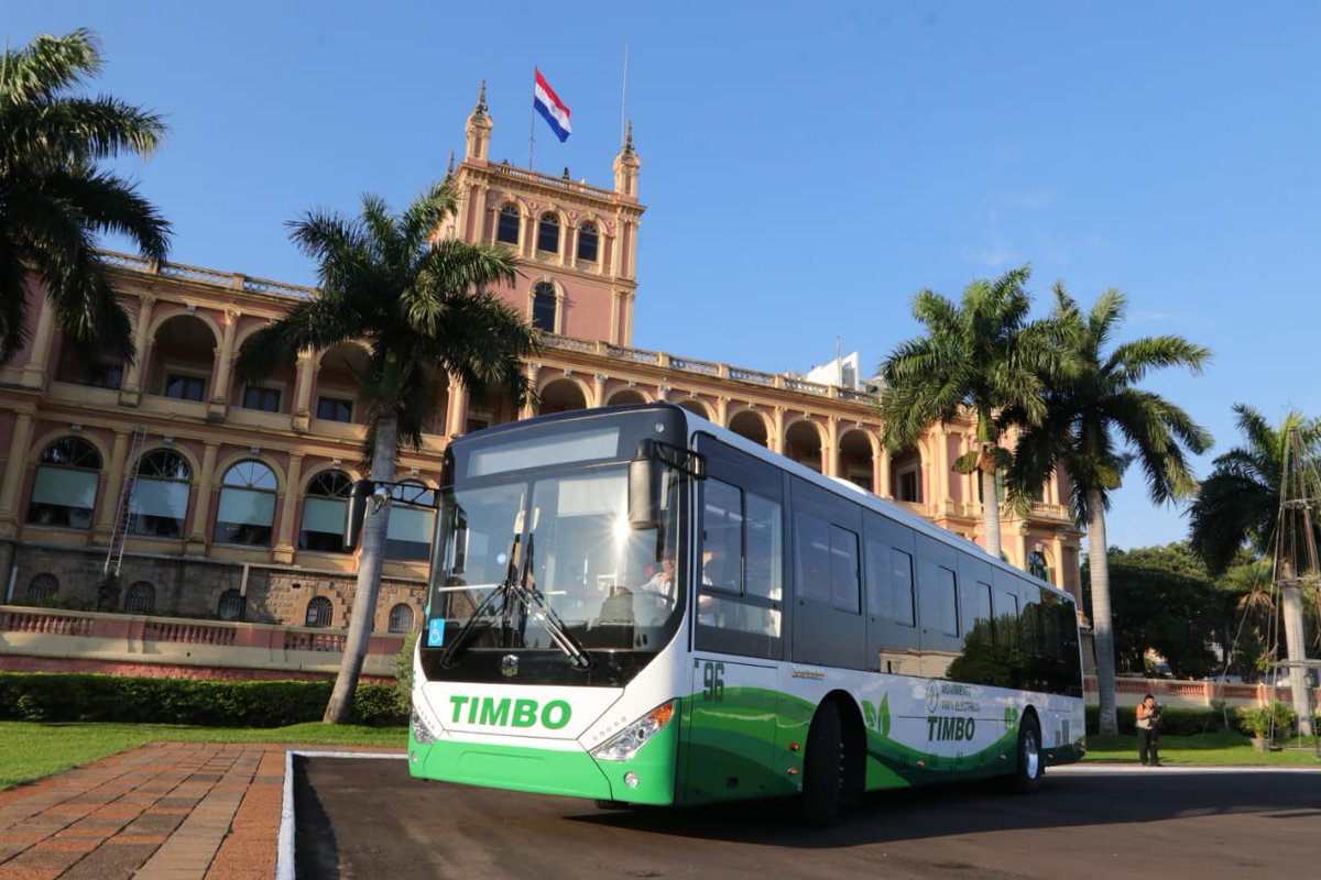 Bus 100% eléctrico de la línea 12 frente al Palacio de López.