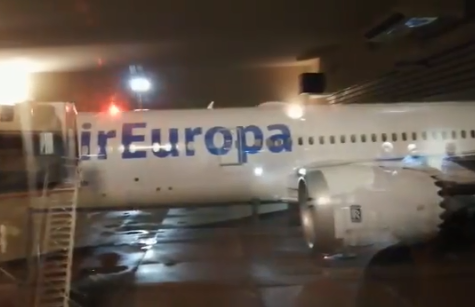 Captura de pantalla del video del vuelo humanitario aterrizando en el Silvio Pettirossi.