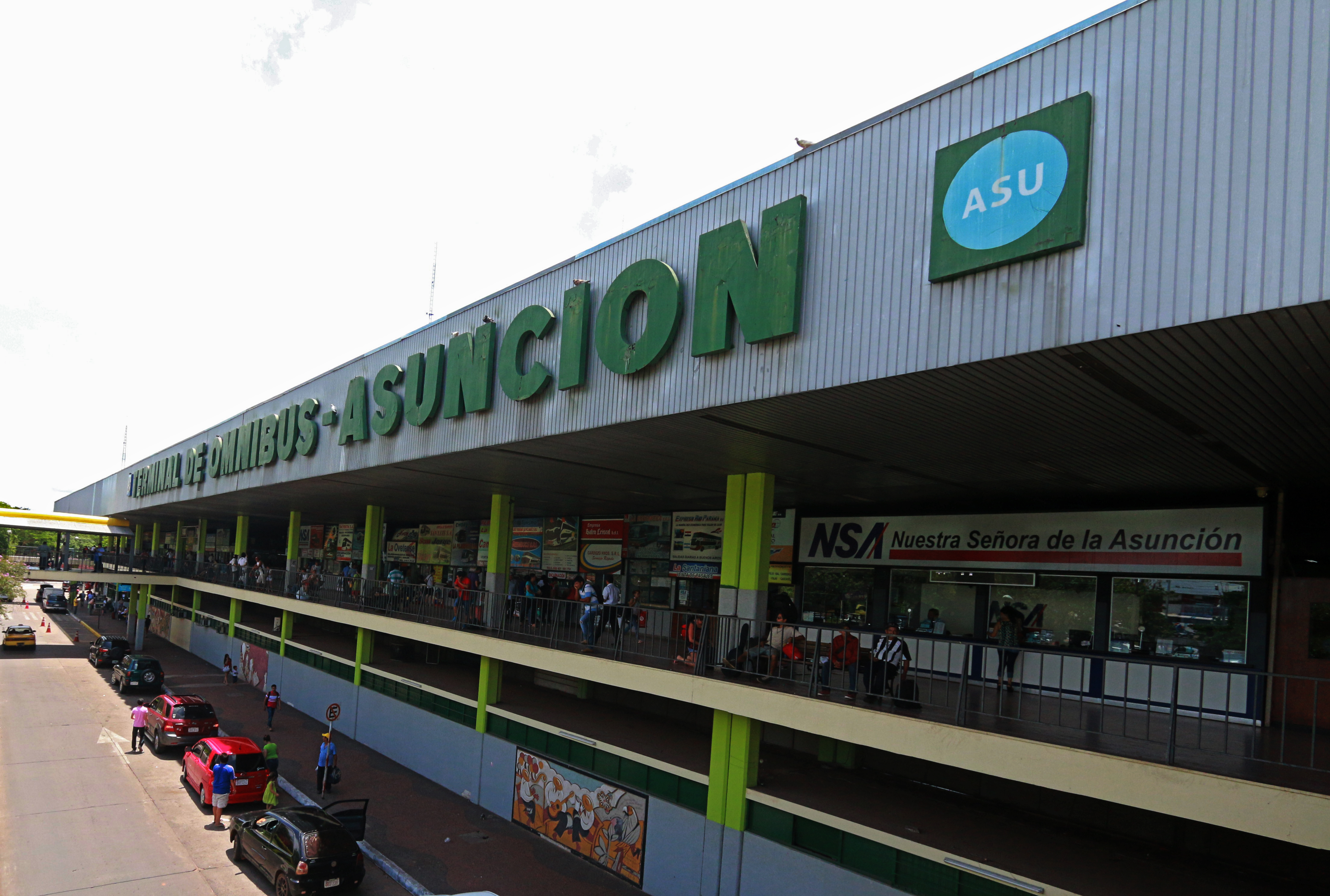 Fachada de la Terminal de Ómnibus de Asunción.