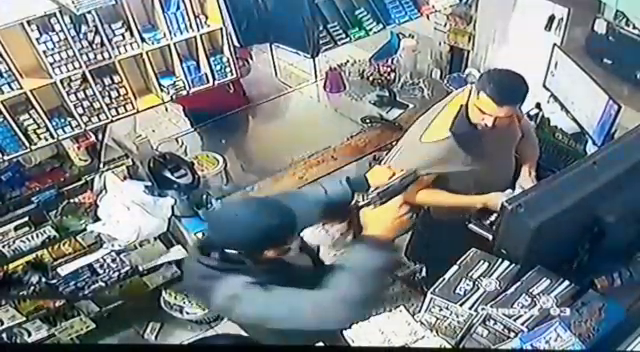 Los asaltantes emplearon armas de fuego y golpearon al propietario del establecimiento comercial. Foto: Captura de video