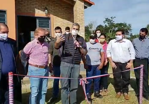 El presidente Mario Abdo dando un discurso en Concepción.