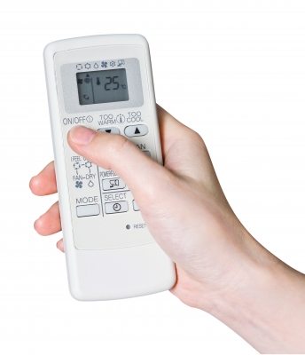 Foto ilustración de un control remoto de aire acondicionado en modo dry.