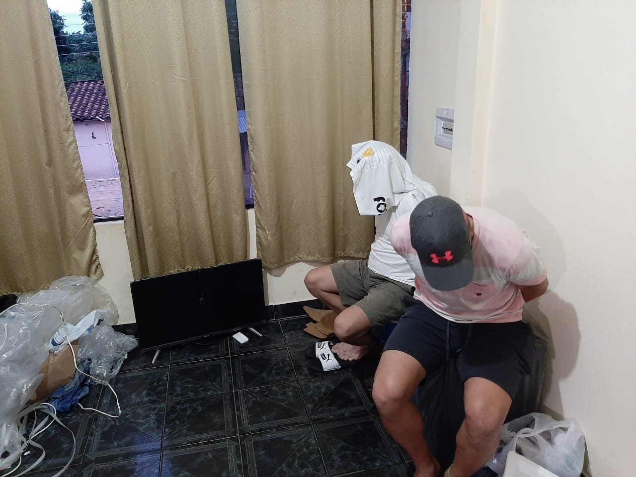 En Lambaré fueron detenidas dos hombres. Uno de ellos sería el líder de una banda criminal que habría cometido al menos 15 asaltos. Foto: @RRPPpoliciapy