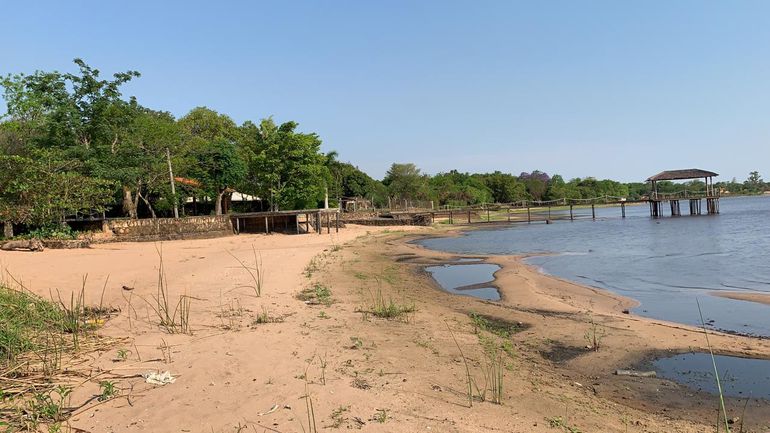 Playa del lago Ypacaraí que revela la bajante de las aguas.