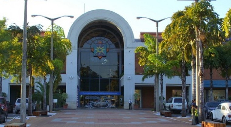 Fachada del centro comercial Shopping del Sol.